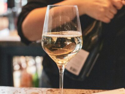 Glas Weißwein auf Theke in Herdecke, gemütliche Atmosphäre.